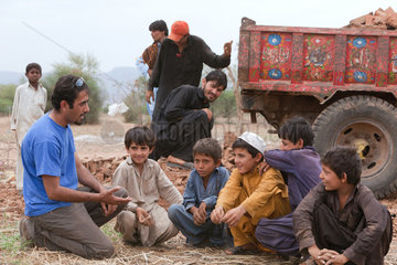 Islamabad  Pakistan  Wiederaufbau und Gespraech mit Kindern