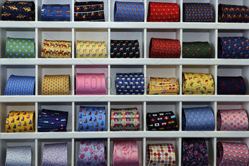 Ascot  Grossbritannien  ein Regal mit Krawatten in einem Modegeschaeft
