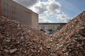 Berlin  Deutschland  Schutthaufen auf dem Gelaende der abgerissenen Freudenberg Fabrik
