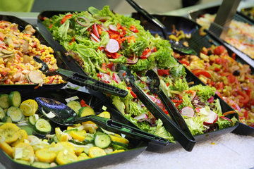 Posen  Polen  Salatbar im Einkaufszentrum GALERIA MALTA