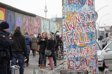 Berlin  Deutschland  Protest an der East Side Gallery