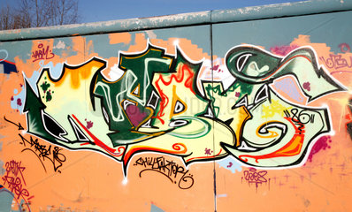 Berlin  Deutschland  eine mit Graffiti bemalte Wand