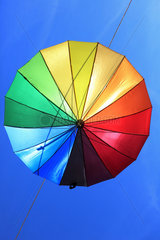 Bomarzo  Italien  bunter Regenschirm haengt bei Sonnenschein an einer Waescheleine