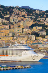 Genua  Italien  Blick auf den Hafen mit dem Kreuzfahrtschiff MSC Splendida