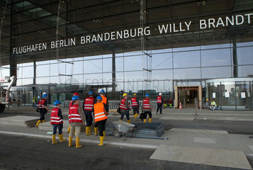 Schoenefeld  Deutschland  Besuchergruppe vor dem Terminalgebaeude des Flughafen Berlin Brandenburg