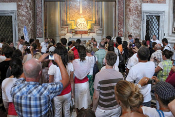 Vatikanstadt  Staat der Vatikanstadt  Touristen im Petersdom betrachten die Pieta