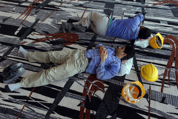 Dubai  Vereinigte Arabische Emirate  Bauarbeiter schlafen in ihrer Pause auf dem Boden