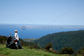 Monte Funchal  Portugal  ein Motorradfahrer geniesst die Aussicht ueber Funchal
