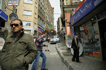 Istanbul  Tuerkei  Gasse in Karakoey  das alte Werkzeugviertel
