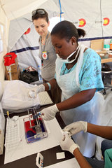 Carrefour  Haiti  im Labor untersucht eine Mitarbeiterin medizinische Proben