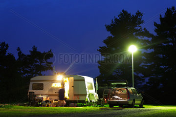 Toerestorp  Schweden  Campingwagen und Pkw auf einem Campingplatz