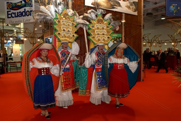Berlin  Deutschland  Frauen aus Ecuador im traditionellen Kostuem der Indiofrauen