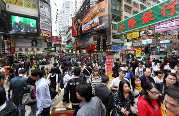 Hong Kong  China  Menschenmenge in Stadtteil Mong Kok auf einer Kreuzung