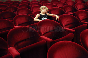 Orvieto  Italien  ein Junge ist in einem Theatersessel eingeschlafen