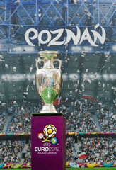 Poznan  Polen  UEFA-Veranstaltung  bei der das Original des UEFA-EM-Pokals gezeigt wird