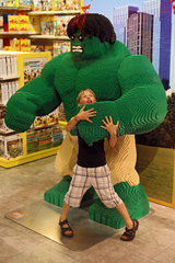 New York  USA  Junge spielt mit der aus Legosteinen gebauten Comicfigur Hulk