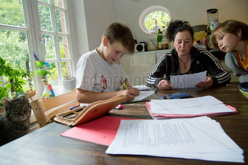 Heidenau  Deutschland  eine Mutter hilft ihrem Sohn bei Hausaufgaben