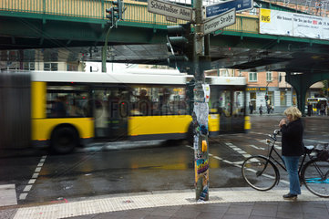Berlin  Deutschland  BVG-Bus an der Kreuzung Danziger Strasse/ Schoenhauser Allee