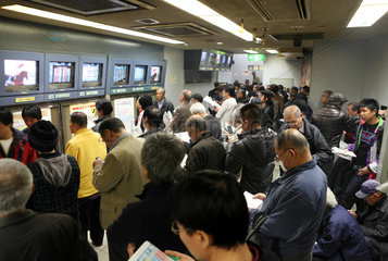 Tokio  Japan  Menschen in einer Wettannahmestelle