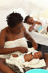 Carrefour  Haiti  eine Mutter kuemmert sich und ihr Neugeborenes im Patientenzelt
