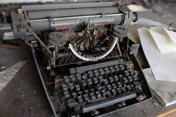 Berlin  Deutschland  Zzerstoerte Schreibmaschine mit arabischen Schriftzeichen