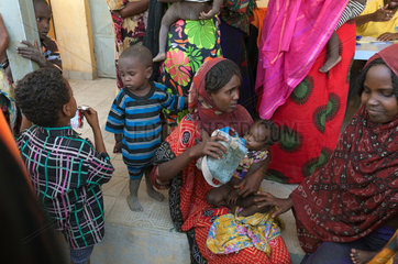 Guyan  Aethiopien  Muetter mit ihren Kindern in der Gesundheitsstation