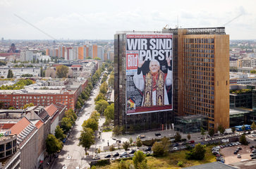 Berlin  Deutschland  BILD-Titelseite mit der Schlagzeile -Wir sind Papst- an der Fassade des Springer-Gebaeudes