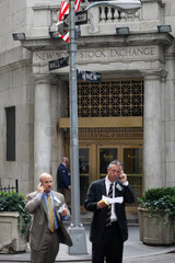 New York City  USA  Broker telefonieren vor dem NYSE