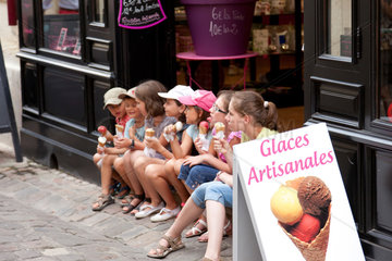 Saint-Emilion  Frankreich  Kinder sitzen nebeneinander und essen Eis