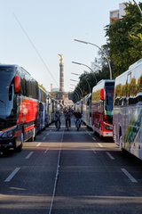 Berlin  Deutschland  Busse der Demonstranten gegen TTIP