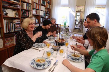 Berlin  Deutschland  Familie beim Essen in einem Mehrgenerationenhaus