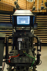 Berlin  Deutschland  Blick durch den Sucher einer Studiokamera im RBB-Fernsehstudio