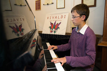 Posen  Polen  Schueler einer Musikschule spielt Klavier