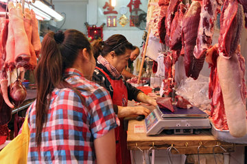 Hong Kong  China  Fleischverkauf auf einem Wochenmarkt