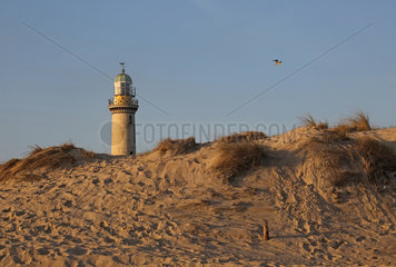 Warnemuende  Leuchtturm hinter einer Sandduene am Morgen