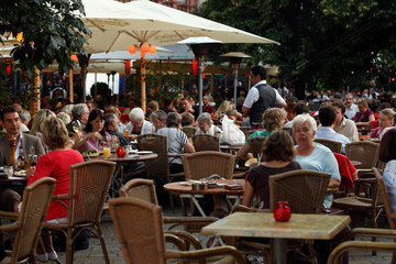 Berlin  Deutschland  Touristen in den Strassenrestaurants am Hackeschen Markt