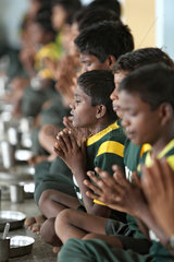 Vijayawada  Indien  Jungen meditieren vor der Schulspeisung im SKCV Kinderdorf  einer Einrichtung fuer Strassenkinder
