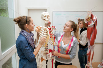 Witten  Deutschland  Medizinstudentinnen an der Universitaet Witten-Herdecke
