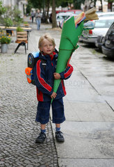 Berlin  Deutschland  Junge mit grosser Schultuete an seinem ersten Schultag