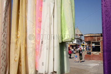 Bukarest  Rumaenien  Besucher auf einem Flohmarkt am oestlichen Stadtrand