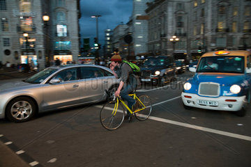 London  Grossbritannien  telefonierender Radfahrer am Piccadilly Circus