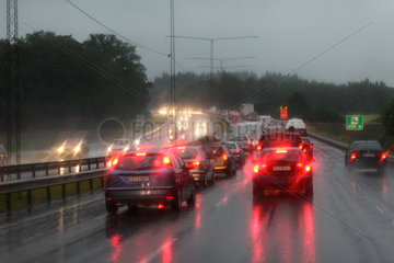 Stockholm  Schweden  Regen und Stau auf der Autobahn kurz vor Stockholm