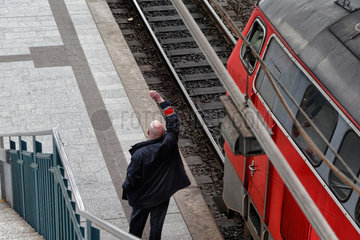 Hamburg  Deutschland  Mitarbeiter der Deutschen Bahn gibt Rangiersignal