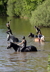 Oberoderwitz  Sachsen  Deutschland - Maedchen springen von ihren Pferden in einen See