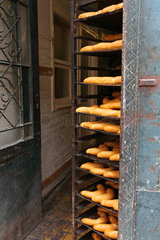 Budapest  Ungarn  frisch gebackene Brote und Broetchen liegen auf Backblechen