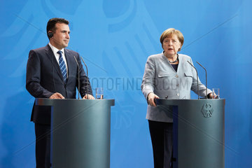 Berlin  Deutschland - Bundeskanzlerin Angela Merkel und der Ministerpraesident der Republik Mazedonien Zoran Zaev.