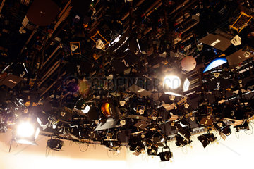 Berlin  Deutschland  die Studiobeleuchtung im ZDF-Hauptstadtstudio an der Decke