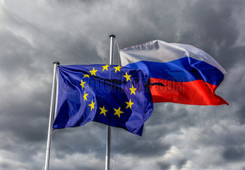 Berlin  Deutschland  Europaflagge und Flagge der Russischen Foederation wehen im Wind