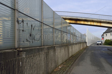 Deutschland  Nordrhein-Westfalen- Laermschutzwaende entlang der A40 in Essen