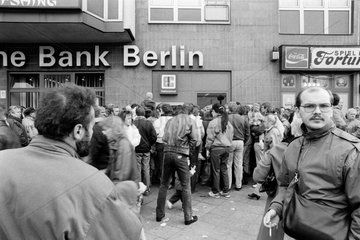Berlin  Deutschland  DDR-Buerger warten auf ihr Begruessungsgeld